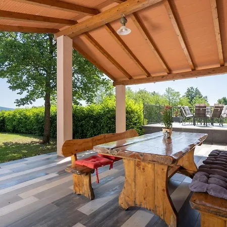 Mit Privatpool Fuer 10 Personen Ca 100 Qm In Zupanici, Istrien Binnenland Von Istrien *